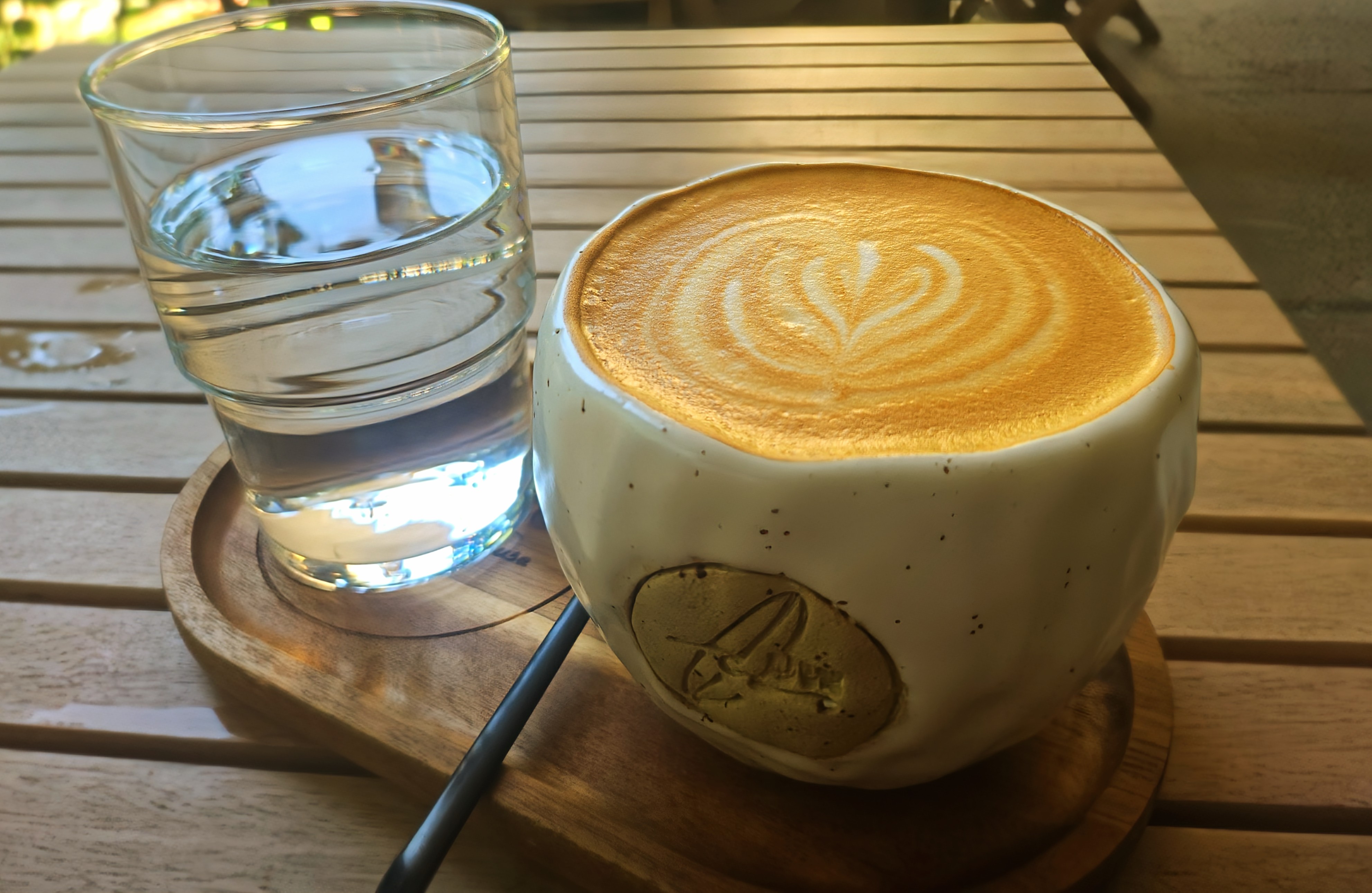 Cafea bună în București pentru cupluri, necunoscuți și neasumați